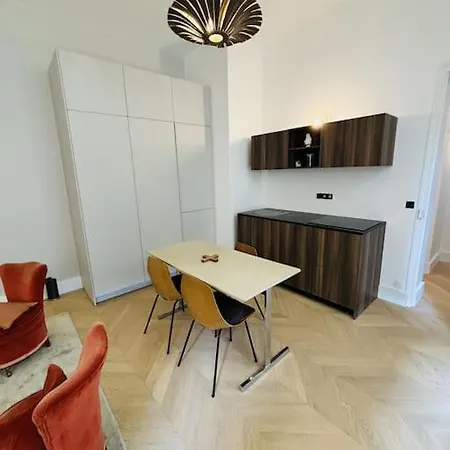 Modern Canal St Martin * Paris